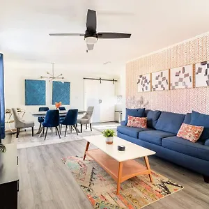  Holiday home 4 Bedroom Bungalow - 5 Min To Uptown United States